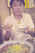 とぼけた顔でラーメンを食べるタニシ.jpg